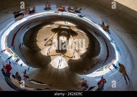 Sculpture en acier inoxydable Cloud Gate réalisée par l'artiste britannique d'origine indienne Anish Kapoor, Millennium Park, Chicago, Illinois, États-Unis Banque D'Images