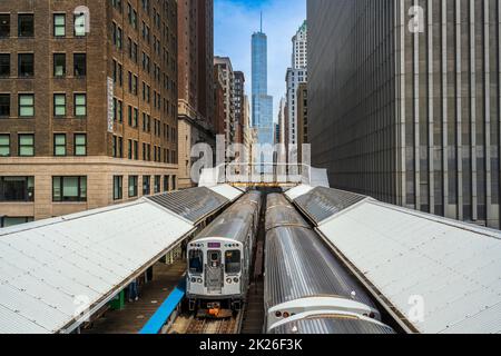 Le train surélevé Red Line du CTA se trouve à la gare Adams/Wabash, Chicago, Illinois, États-Unis Banque D'Images