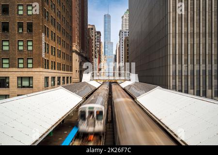 Le train surélevé Red Line du CTA se trouve à la gare Adams/Wabash, Chicago, Illinois, États-Unis Banque D'Images