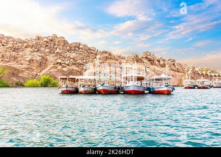 Bateaux égyptiens traditionnels colorés dans le Nil, collines d'Assouan, Egypte Banque D'Images