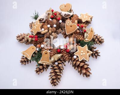 Décorations de Noël avec des cônes de pin, des noix et des biscuits de Noël faits main Banque D'Images