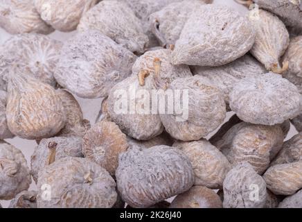 figues séchées saupoudrées de farine de riz. Banque D'Images