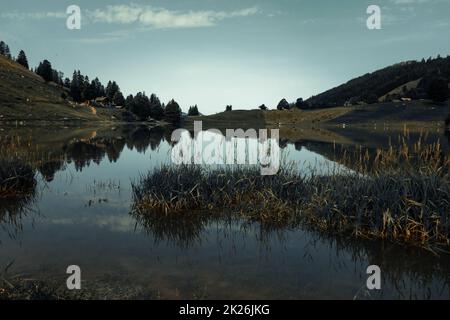 Lac des Confins et paysage de montagne au lever du soleil. La Clusaz, France Banque D'Images