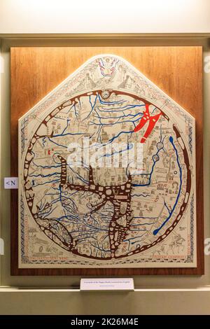 Une télécopie de la Mappa Mundi, une carte médiévale du monde connu datant de C1300, est exposée à la cathédrale de Hereford, Herefordshire, Angleterre, Royaume-Uni Banque D'Images