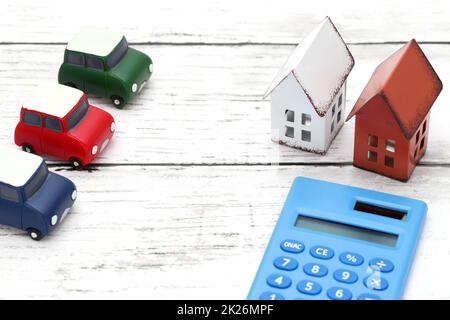 petite voiture et maison de jouets sur table en bois blanc Banque D'Images