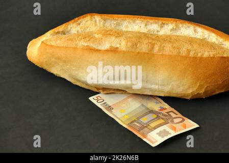 2022 crise économique mondiale, augmentation des prix des denrées alimentaires, du pain et 50 euros, augmentation des prix du pain Banque D'Images