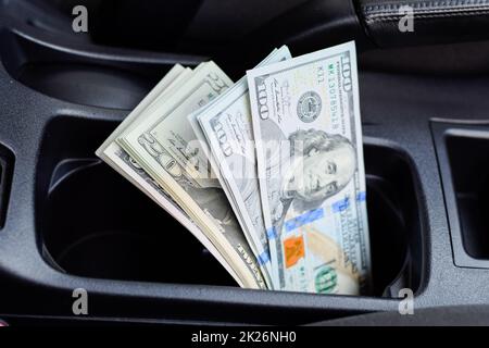 wad de dollars à l'intérieur de la voiture. Banque D'Images