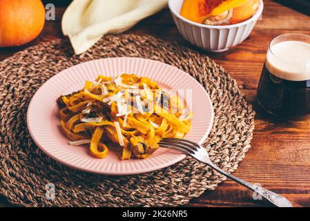 Pâtes à la citrouille aux champignons Banque D'Images