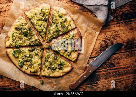 Pizza au brocoli et au fromage cuite et en tranches Banque D'Images