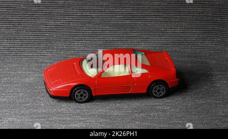 petite voiture jouet rouge Banque D'Images