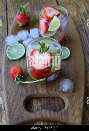 Boisson fraîche à la limonade avec fraise et citron vert gros plan Banque D'Images