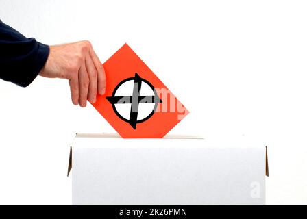 Bulletin de vote inséré dans l'urne Banque D'Images