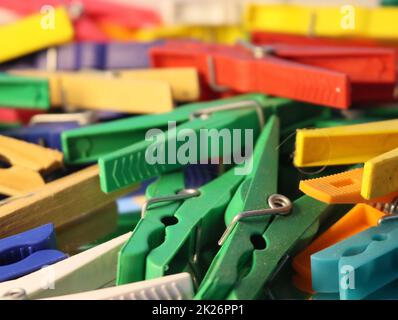 pince à suspendre les vêtements pour les sécher au soleil. suspendez la porte-vêtements Banque D'Images