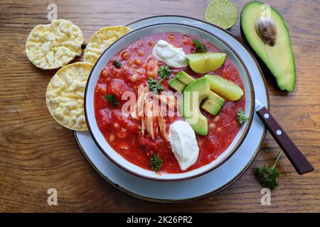 Soupe de poulet à la tortilla au Chili avec haricots, avocat, citron vert, .Cuisine mexicaine traditionnelle Banque D'Images