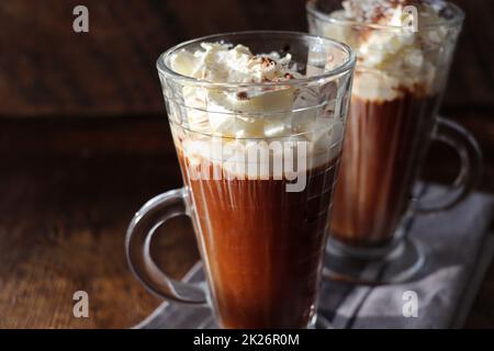 Le café avec de l'Irish whiskey et crème fouettée en verre sur la surface en bois rustique Banque D'Images