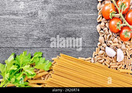 Cadrez différentes pâtes de grain entier et de seigle sur un tableau noir Banque D'Images