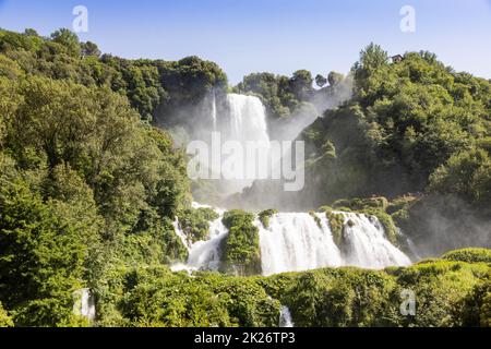 Cascade de Marmore en Ombrie, Italie.Cascade incroyable qui éclabousse la nature. Banque D'Images