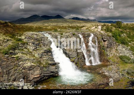 La cascade de Storulfossen dans le parc national de Rondane Banque D'Images