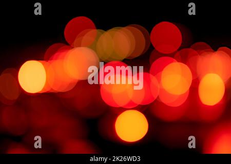 Flou de bokeh rouge et orange sur fond sombre. Arrière-plan abstrait de la lumière de la ville. Lumière de bokeh avec motif de bokeh de cercle. Voyant rouge et jaune allumé en noir. Lumière de bokeh défoqué dans la ville la nuit. Banque D'Images