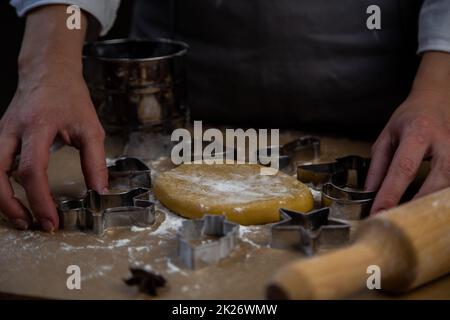 La pâte roulée sous forme de cercle repose sur du parchemin de cuisson entouré de biscuit Banque D'Images