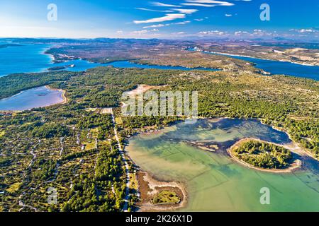 Vue aérienne de l'archipel de Sibenik et littoral pittoresque de la Dalmatie Banque D'Images