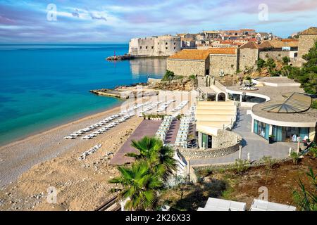 Dubrovnik. Vue sur la plage de Banje et les murs historiques de Dubrovnik Banque D'Images