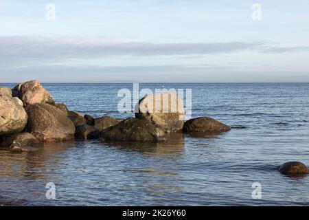 Rock groyne sur la côte de la mer Baltique Banque D'Images