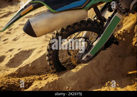 Gros plan de roue de motocycle piégée dans le sable Banque D'Images