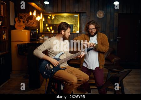 Cours de musique de formation de guitare dans un studio professionnel Banque D'Images