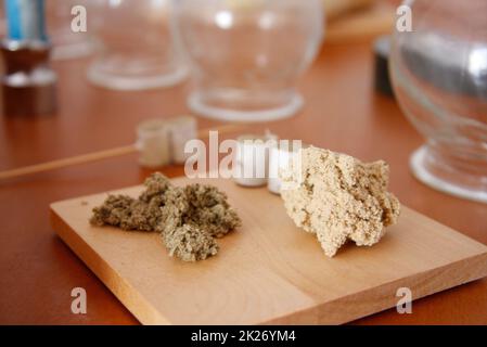 la femme se détend de la procédure d'acupuncture. Une acupuncture acupuncturiste doong très précisément. Médecine chinoise traditionnelle Banque D'Images