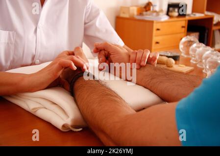 la femme se détend de la procédure d'acupuncture. Une acupuncture acupuncturiste doong très précisément. Médecine chinoise traditionnelle Banque D'Images