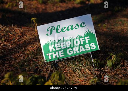 Veuillez conserver le panneau herbe sur une herbe d'automne Banque D'Images
