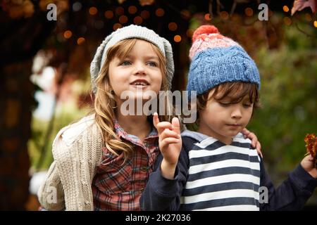 Jeux dans le jardin. Deux enfants adorables jouant dans le jardin le jour de l'automne Banque D'Images