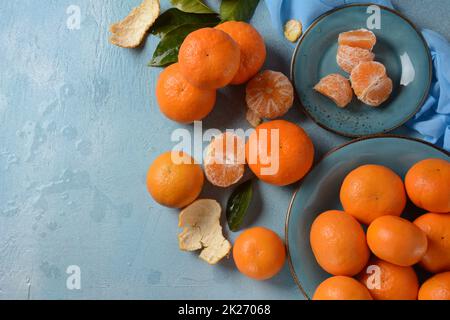 Fruits frais de mandarine avec feuilles du verger.Jardinage à la maison.mandarine entière et tranches bio.Couleur orange. Banque D'Images