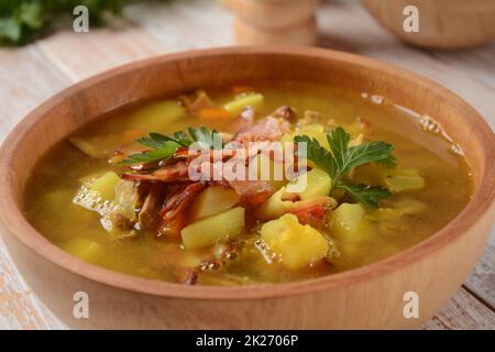 Soupe aux pois Lentilles garnir avec du bacon, des oignons frits et croûtons Banque D'Images