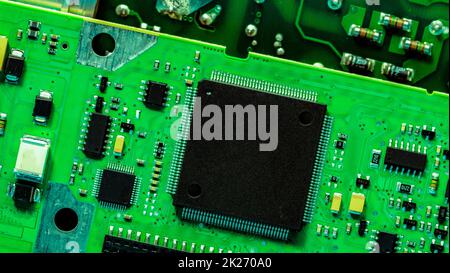 Carte électronique. Technologie de carte mère à semi-conducteurs. Carte mère de l'ordinateur. Micropuce à semi-conducteur intégrée sur la carte de circuit imprimé verte. Industrie de la haute technologie et des semi-conducteurs. Banque D'Images