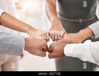 La diversité, l'équipe d'affaires et le poing se sont embué au bureau avec le soutien, le renforcement d'équipe et le travail d'équipe des employés. À propos de nous, partenariat et main en cercle avec tru Banque D'Images