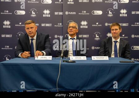 Keith Curle (c) le nouveau gestionnaire provisoire de Hartlepool United avec Colin West (L) le directeur adjoint et Tony Sweeney (R) le premier entraîneur d'équipe s'adresse à la presse à Victoria Park, Hartlepool, le jeudi 22nd septembre 2022. (Credit: Mark Fletcher | MI News) Credit: MI News & Sport /Alay Live News Banque D'Images