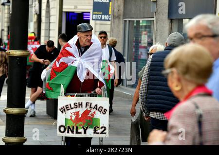 Cardiff, pays de Galles, Royaume-Uni Un vendeur de drapeaux gallois Dragon Flags ( ddraig goch cymru ) sur la rue dans la ville photo de Richard Williams Banque D'Images