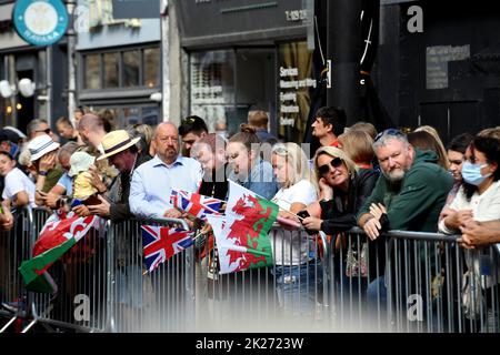 Le roi Charles III et la reine Consort Camilla, qui arrivent au château de Cardiff, où ils ont été accueillis par des milliers de wishers. Photo de Richard Williams Banque D'Images