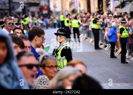 Le roi Charles III et la reine Consort Camilla, qui arrivent au château de Cardiff, où ils ont été accueillis par des milliers de wishers. Photo de Richard Williams Banque D'Images