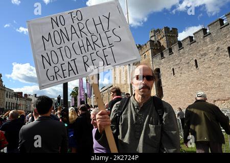 King Charles III and Queen Consort Camilla, arriving at Cardiff Castle, where they were met by thousands of well wishers. Protestor Ryan from Newport Banque D'Images