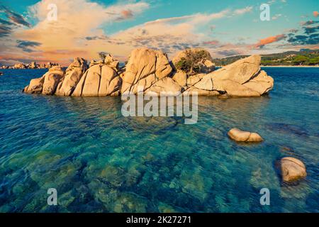 Vue sur les rochers le matin à la plage de Palombaggia, Porto Vecchio, Corse Banque D'Images