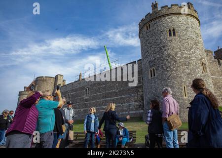 Windsor, Royaume-Uni. 22nd septembre 2022. Les touristes arrivent au château de Windsor trois jours après les funérailles et le comitat de la reine Elizabeth II La reine Elizabeth II, le monarque le plus longtemps au Royaume-Uni, est décédée à Balmoral à l'âge de 96 ans le 8th septembre 2022 après un règne de 70 ans. Crédit : Mark Kerrison/Alamy Live News Banque D'Images