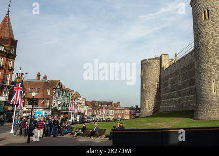 Windsor, Royaume-Uni. 22nd septembre 2022. Les touristes arrivent au château de Windsor trois jours après les funérailles et le comitat de la reine Elizabeth II La reine Elizabeth II, le monarque le plus longtemps au Royaume-Uni, est décédée à Balmoral à l'âge de 96 ans le 8th septembre 2022 après un règne de 70 ans. Crédit : Mark Kerrison/Alamy Live News Banque D'Images