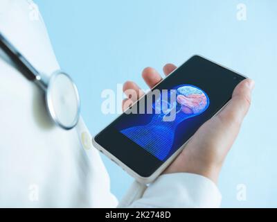 Médecin avec un nouveau processeur d'intelligence artificielle mobile, Internet sans fil est une nouvelle génération. hologramme futuriste de la micropuce 5g. Système cybernétique Microchip, technologie informatique. 2d graphique Banque D'Images