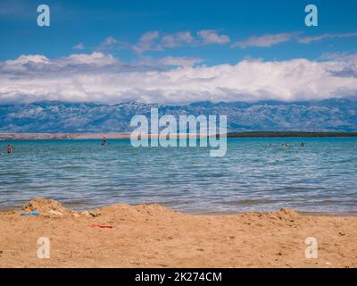 Vue sur la mer et les nageurs depuis la plage de la Reine, Nin, Croatie Banque D'Images