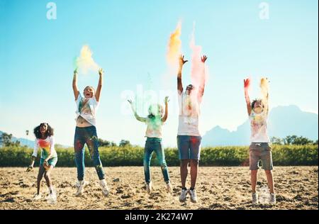 Le temps passe quand vous vous amusez.Photo d'un groupe d'adolescents s'amusant avec de la poudre colorée au camp d'été. Banque D'Images