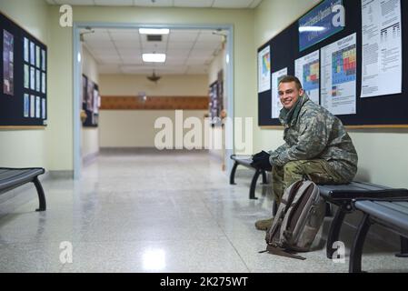 Où sont nés les héros.Coup de jeune soldat assis sur un banc dans le hall d'une académie militaire. Banque D'Images