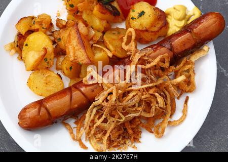 Close up partie des pommes de terre rôties avec saucisse Banque D'Images